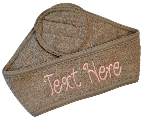 Vista 3 de Funny Girl Designs Diadema de spa personalizada bordada con texto personalizado de tu elección (negro)