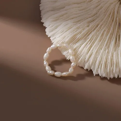 Vista 5 de ERLOSYA Anillo de perlas cultivadas estilo bohemio vintage, ajustable, anillos de perlas de agua dulce elásticos de moda para mujeres, anillos