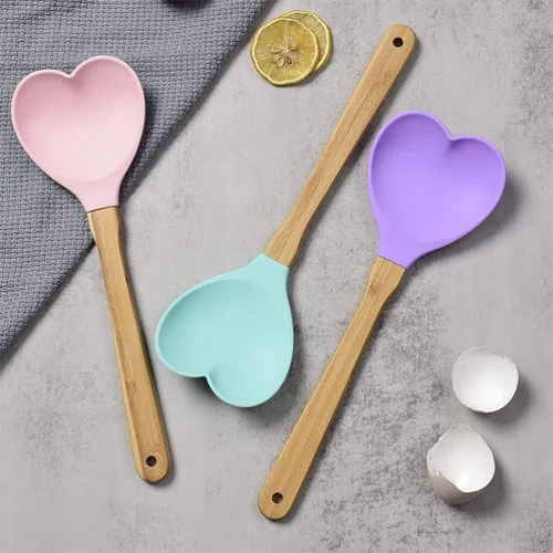 Vista 4 de BESTonZON 4 espátulas de silicona en forma de corazón con mango de madera para hornear, espátulas de silicona para mezclar cocinar hornear