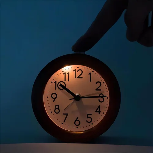 Vista 4 de Reloj despertador de madera redondo analógico sin tictac luz nocturna Snooze Marrón
