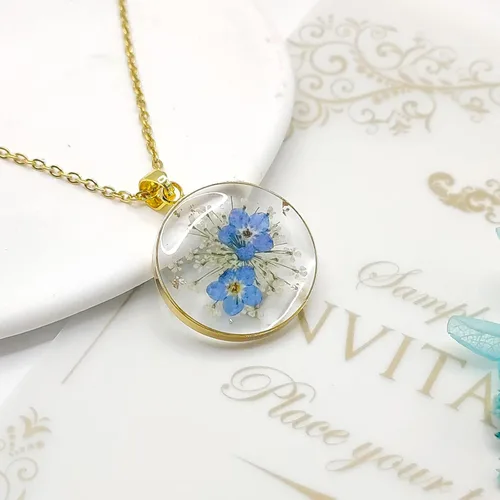 Vista 2 de Collar de flores silvestres prensadas con encaje de Forget-Me-Not y Queen Anne Collar de flores prensadas de oro Collares hechos a mano