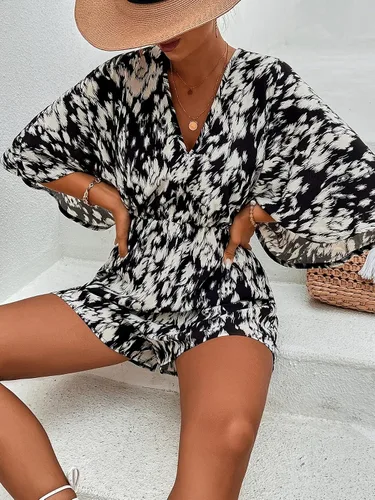 Vista 4 de MakeMeChic Enterizo de verano para mujer, estampado completo, manga acampanada, cuello en V, lazo en la espalda, overol corto