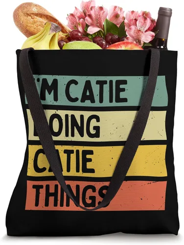 Vista 4 de I'm Catie Doing Catie Things - Bolsa de mano divertida con cita personalizada