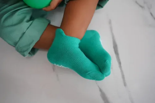Vista 6 de RATIVE Calcetines antideslizantes con puños para bebés, niños y niñas