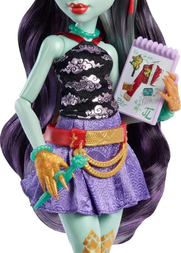 Vista 4 de Monster High Jinafire muñeca larga, Dragón con perro mascota Cloudy “Yun Yun” y 7 accesorios como libreta, bebida de yogur, mochila y más