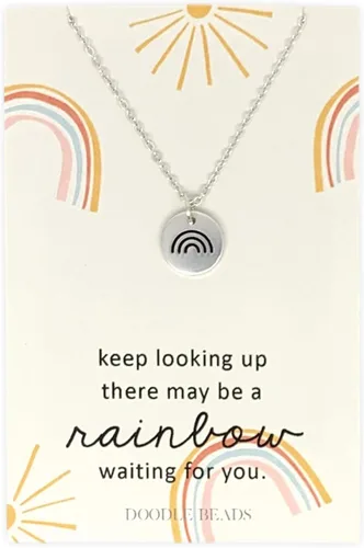 Vista 2 de Doodle Beads Collar con dije de arcoíris y tarjeta de cita de amistad, sigue mirando, puede haber un arco iris esperándote delicado collar de disco