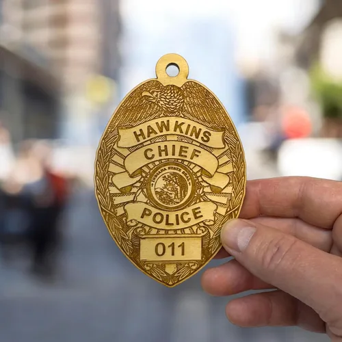 Vista 3 de Adorno - Jefe de Policía de Hawkins - Madera cruda de 3 x 4.5 pulgadas