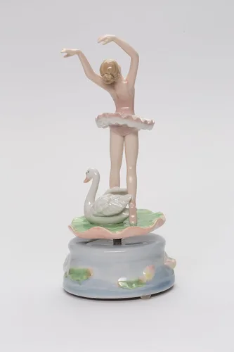 Vista 3 de Cosmos Gifts Bailarina de ballet de porcelana fina con tutú rosa en almohadilla de lirio con caja de música de cisne, toca melodía musical de Swan
