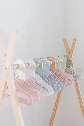 Vista 2 de 3 Sprouts Paquete de separadores y perchas de armario, 8 separadores de tamaño de bebé (Terrazzo) y 30 perchas de terciopelo para ropa de bebé