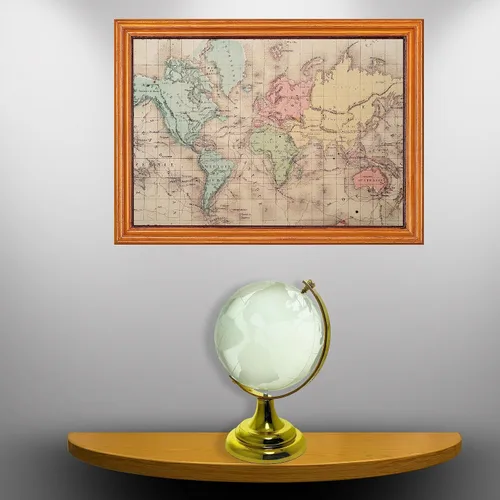 Vista 4 de BANBERRY DESIGNS Globo del mundo de cristal grabado en soporte y base de color latón, escritorio, caja de regalo, 2.25 pulgadas de diámetro