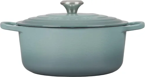 Vista 3 de Le Creuset Horno holandés redondo de hierro fundido esmaltado con tapa, 5.5 cuartos de galón, sal marina y cacerola Signature - Sal marina