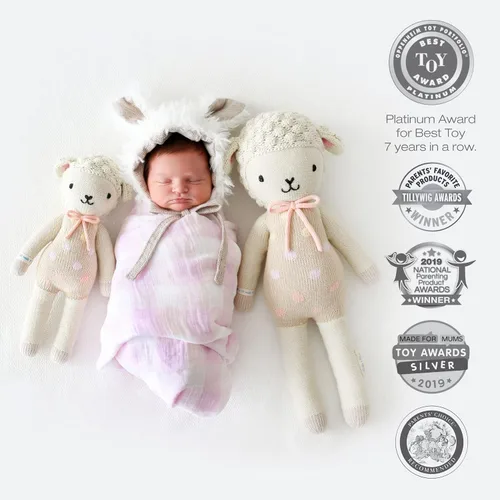 Vista 2 de Cuddle + kind Lucy the Lamb - Muñeca tejida a mano regular de 20 pulgadas, 1 muñeca = 10 comidas, comercio justo, calidad reliquia, hecha a mano