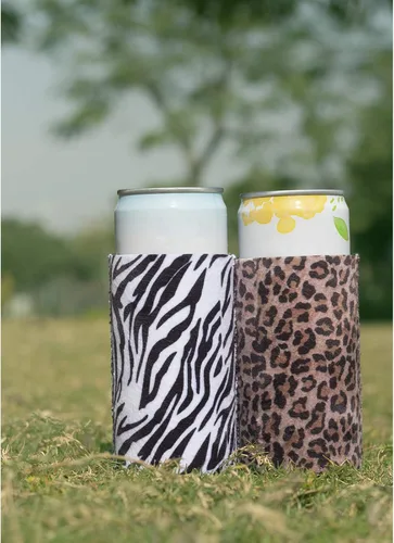 Vista 3 de Enfriador de latas delgado de neopreno de tela de terciopelo suave, fundas delgadas para latas de bebidas de 12 onzas para niñas, bodas, despedidas