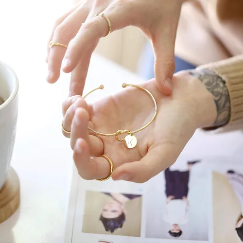Vista 4 de Ursteel - Pulsera de diseño de nudo y abalorio de inical para dama de honor o para regalar