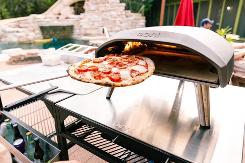 Vista 4 de ooni Pala Giratoria para Pizza - Pala para Pizza Perforada de Aluminio de 7 Pulgadas, Volteador de Pizza de Metal Ligero con Mango Largo