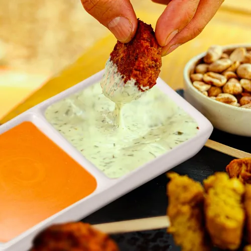 Vista 3 de Kichvoe Plato de cerámica de 2 compartimentos para aperitivos divididos, bandeja para servir aperitivos para salsa de soja, vinagre, ketchup