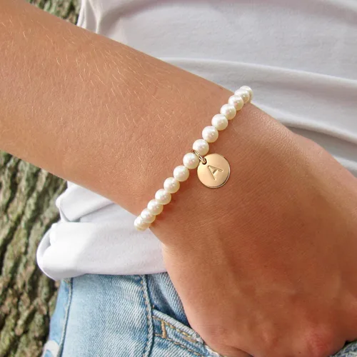 Vista 4 de Ursteel Pulsera de Perlas con Inicial para Mujer - Delicada Pulsera de Cuentas de Perlas con Letra Chapada en Oro de 14 Quilates para Mujer