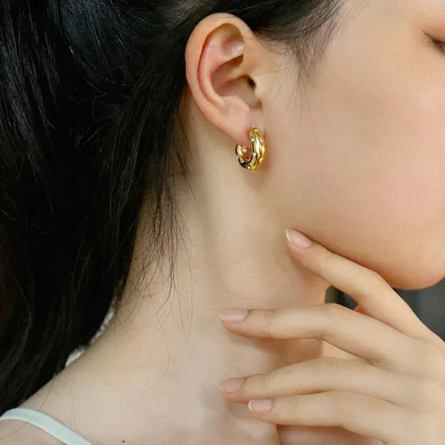 Vista 5 de Aretes de aro pequeños y gruesos de oro con diamantes ligeros para mujer