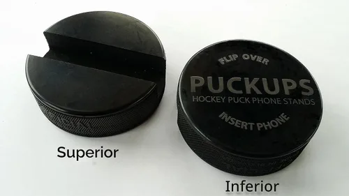 Vista 3 de El soporte original indestructible para teléfono celular de hockey - Hecho de un disco de hockey genuino - Compatible con todos los teléfonos