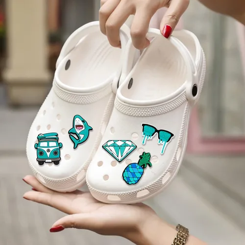 Vista 6 de Dijes coloridos para zapatos de verano, 10 unidades, no repetidos, lindos y divertidos, accesorios para niños, niñas, adultos, hombres, mujeres