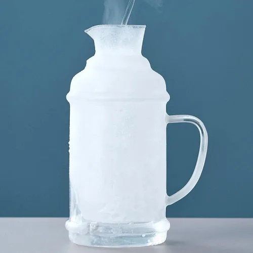 Vista 4 de Sizikato Jarra de agua clásica de vidrio ámbar de 36 onzas con vaso de cristal.