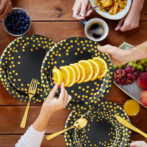Vista 4 de 175 piezas de suministros de fiesta negros y dorados, lunares dorados en platos de papel negro, servilletas y vasos, cubiertos de plástico dorado
