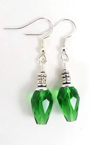 Vista 5 de Pendientes perforados de cristal con bombilla de árbol de Navidad verde con alambres de oreja de plata esterlina
