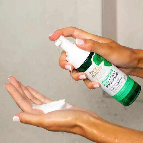 Vista 4 de Limpiador espumoso By Nature con ácido hialurónico + Cica - Limpiador facial hidratante para una piel brillante y fresca - Cuidado de la piel