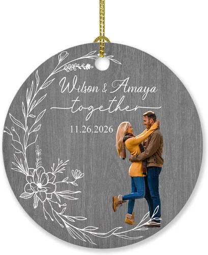 Vista 13 de Foto personalizada, adorno de matrimonio de nuestra primera Navidad 2023, regalo para novio, novia, señor y señora, foto y calendario, adorno