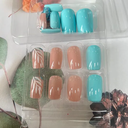 Vista 5 de Uñas postizas cortas cuadradas con forma de ataúd, cobertura completa, reutilizables, con pegamento, uñas adhesivas con diseños de hojas blancas