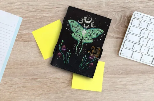 Vista 5 de AL HAZZA - Diario de cuero del libro de hechizos, diario de grimorio con motivo de luna y mariposa Morpho, cuaderno Wiccan vintage antiguo