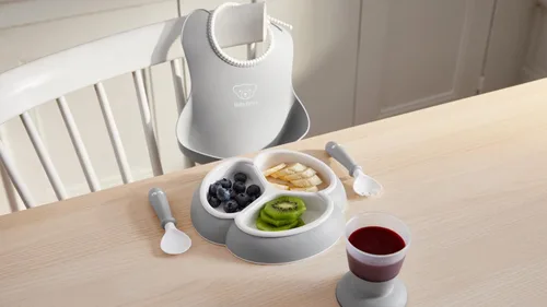Vista 2 de BabyBjörn Juego de comida de 4 piezas, gris Incluye plato, tenedor, cuchara y taza Apto para lavavajillas Juego de alimentación para niños