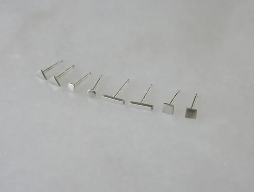 Vista 2 de Juego de pequeños aretes de tuerca con forma geométrica, pequeños aretes de plata esterlina, segundo piercing, tercer piercing, caramelo de oreja