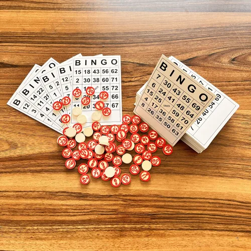Vista 2 de SEETOOOGAMES Juego de bingo de madera vintage, 120 tarjetas de números de bingo y 75 ajedrez