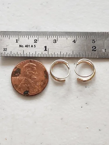 Vista 4 de Aretes Huggie PEQUEÑOS Hechos a Mano de Metal Mixto con Aro Retorcido, Doble Aro para Piercing Individual, Aretes de Plata de Ley y Oro, Ilusión