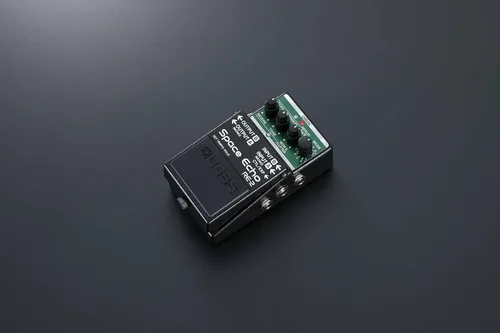 Vista 6 de Boss RE-2 Space Echo Delay and Reverb Effects Bundle con cable de instrumento Gearlux, cable de conexión y púas