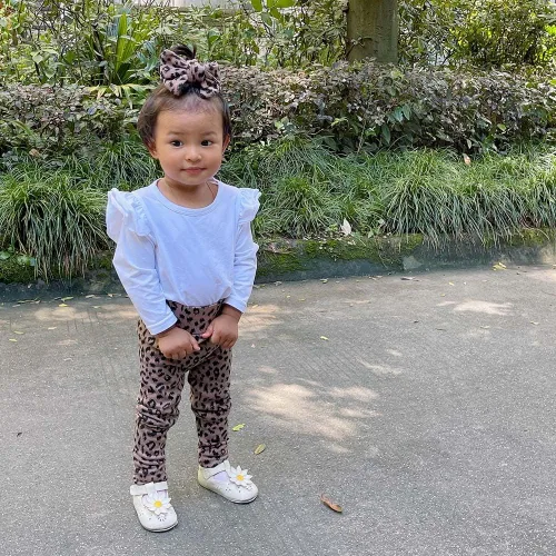 Vista 2 de Pantalones de algodón con estampado de leopardo para bebé, overol de manga larga con volantes blancos con diadema para bebé y mamá