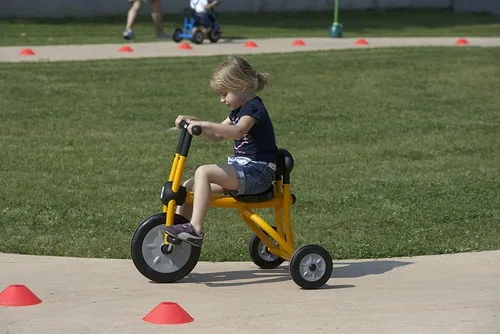 Vista 3 de Italtrike Pilot Triciclo mediano de 12 pulgadas para niños pequeños y niños, ingeniería superior, fuerte y duradero, fácil de montar, asiento