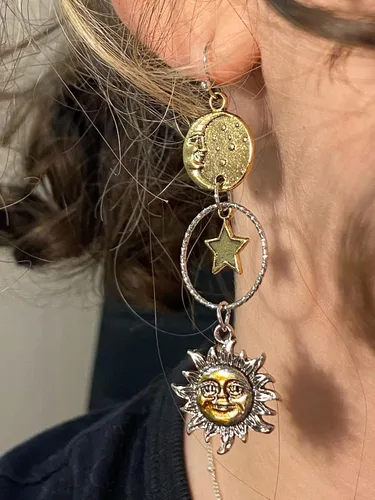 Vista 2 de Aretes colgantes vintage de sol y luna para mujer, aretes asimétricos de mitología griega (dorado)