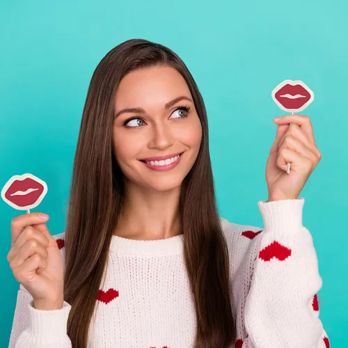 Vista 7 de 20 paletas de labios rojos de San Valentín, piruleta en forma de labio blanco con labios rojos, caramelos envueltos individualmente de 0.28 oz