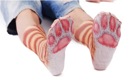 Vista 4 de Calcetines de patas de animales, loco diseño en 3D de patas de gatos, perros y tigres. Divertido regalo navideño para mujer u hombre adultos