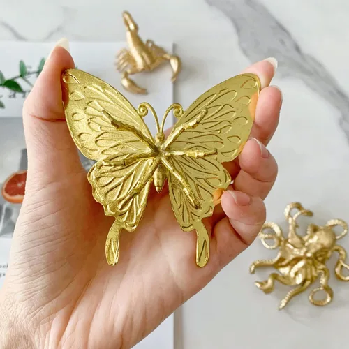 Vista 4 de Mini figura de mariposa dorada, adorno de animal de metal sólido, mini escultura de mariposa para decoración de escritorio en casa, oficina, jardín