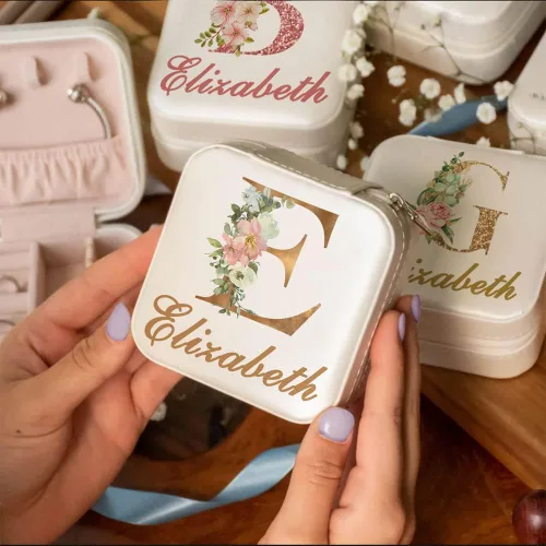 Vista 3 de iDWYN Joyero de cuero personalizado con inicial de nombre y flor, estuche organizador de joyas, estuche organizador de joyas, regalos de cumpleaños