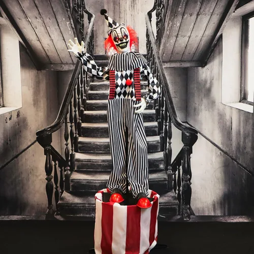 Vista 8 de Haunted Hill Farm Payaso parlante en el escenario Animatronic de Halloween