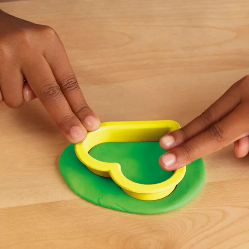Vista 8 de Play-Doh Juego de números y formas con 17 herramientas y 20 barras de plastilina, suministros para el aula de regreso a la escuela, artes