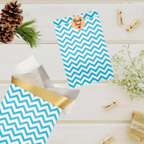 Vista 6 de Novel Box - Paquete de 100 bolsas planas de mercancía con estampado de cheurón azul de 4 x 6 pulgadas, elegante bolsa para regalos de cumpleaños