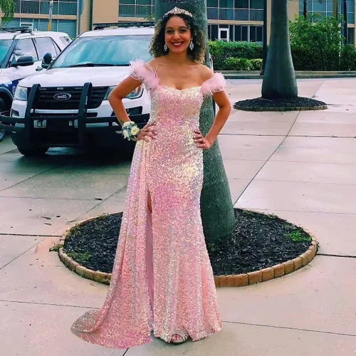 Vista 2 de Vestido de fiesta de lentejuelas de plumas 2024 con abertura y hombros descubiertos, vestidos de noche formales de sirena