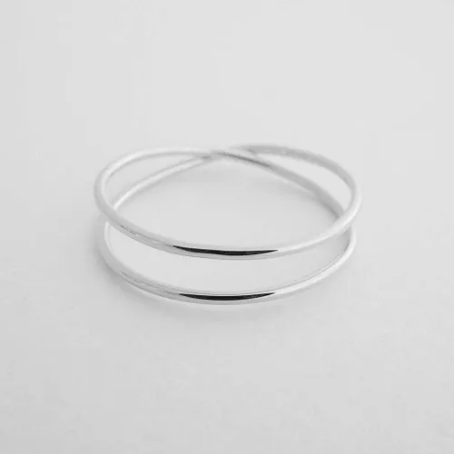Vista 2 de Honeycat Anillo Crossover X en oro, oro rosa o plata Joyería minimalista y delicada