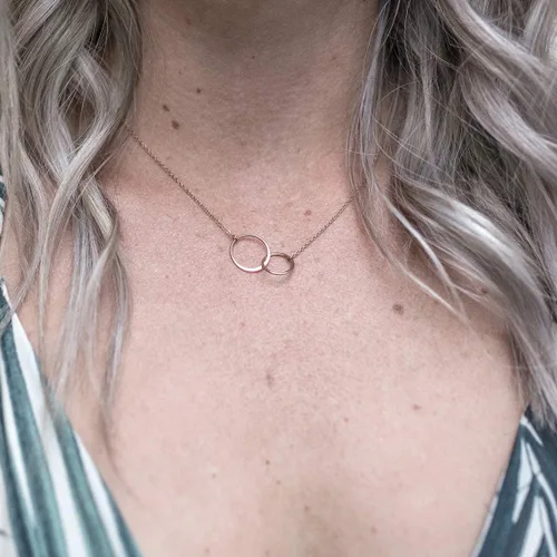 Vista 5 de Dear Ava Collar de regalo para mujeres y niñas, colgante de joyería moderna ajustable, idea de regalo de amor para ella con tarjeta sincera, regalos