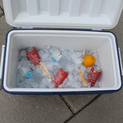 Vista 5 de Cooler Cubes - Bolsa de hielo de 5 libras - Cubos de hielo reutilizables y recongelables